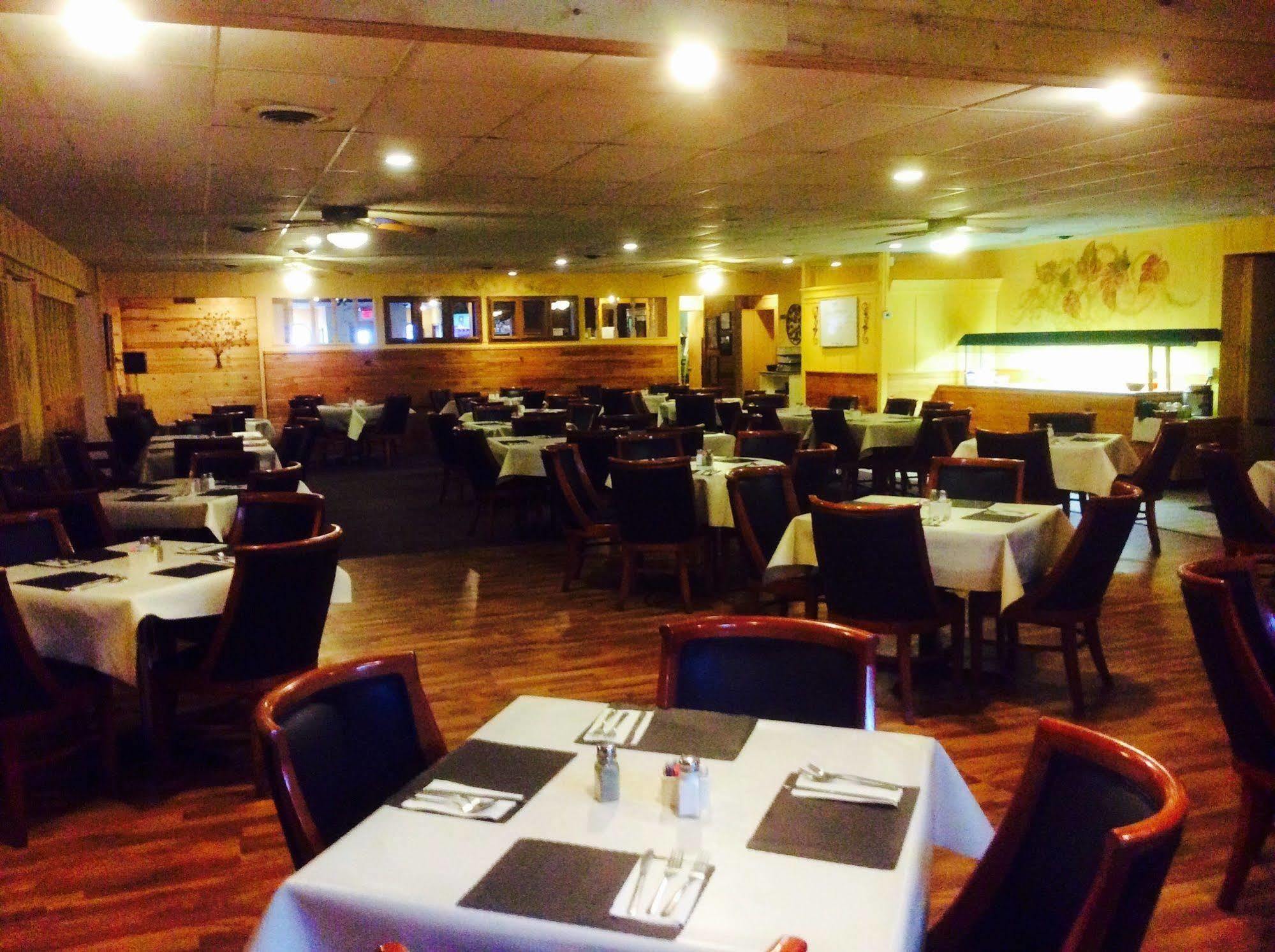 Forty Club Inn Deerwood Екстер'єр фото