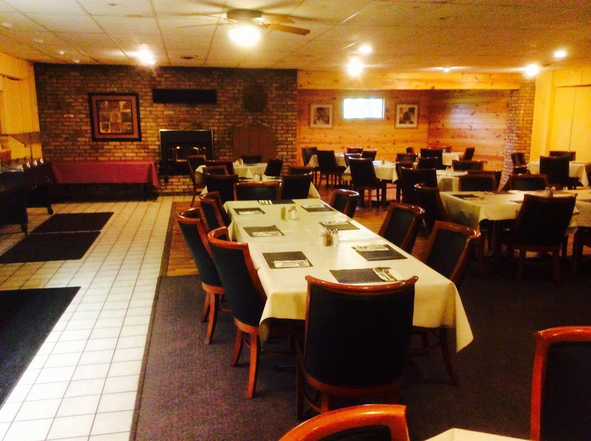 Forty Club Inn Deerwood Екстер'єр фото